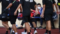 Egy mendapat perawatan medis.