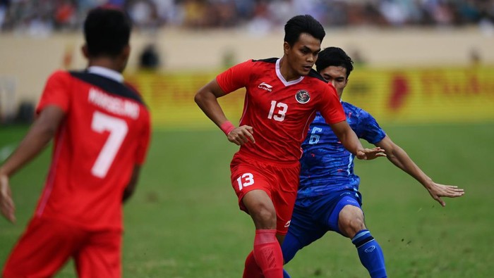 Pesepak bola Timnas Indonesia Rachmat Irianto (tengah) berebut bola dengan pesepak bola Timnas Thailand Airfan Doloh (kanan) dalam pertandingan semifinal sepak bola SEA Games 2021 Vietnam di Stadion Thien Truong, Nam Dinh, Vietnam, Kamis (19/5/2022). ANTARA FOTO/Aditya Pradana Putra/tom.