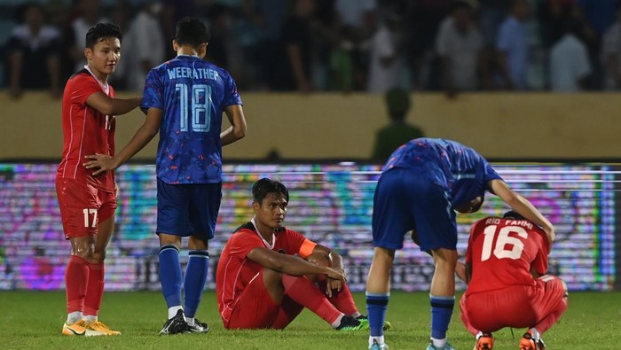 Wajah-wajah Lesu Pemain Timnas Usai Dikalahkan Thailand Pesepak bola Timnas Indonesia Rachmat Irianto (tengah) berebut bola dengan pesepak bola Timnas Thailand Airfan Doloh (kanan) dalam pertandingan semifinal sepak bola SEA Games 2021 Vietnam di Stadion Thien Truong, Nam Dinh, Vietnam, Kamis (19/5/2022). ANTARA FOTO/Aditya Pradana Putra/tom.