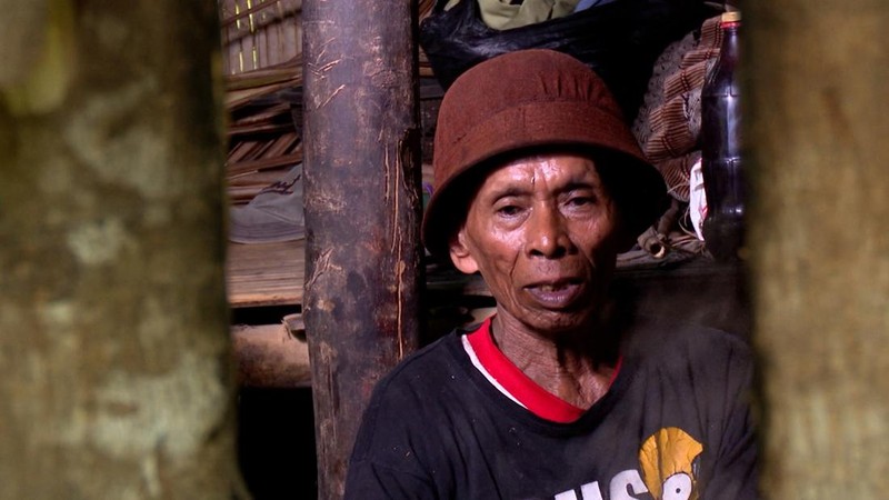 Abah Kunu, Giat Produksi Gula Aren Meski Idap Hernia