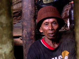 Abah Kunu, Giat Produksi Gula Aren Meski Idap Hernia