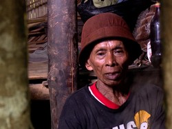 Abah Kunu, Giat Produksi Gula Aren Meski Idap Hernia