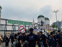 Diguyur Hujan, Massa Massa Demo Tolak UU Ciptaker di DPR Bertahan