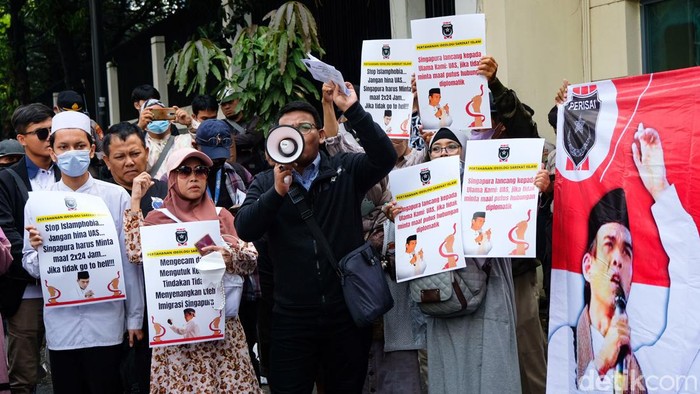 Aksi Pendukung UAS Geruduk Kedubes Singapura Tuntut Permintaan Maaf Massa Pertahanan Ideologi Sarekat Islam (Perisai) demo di depan Kedubes Singapura, Jakarta. Mereka tuntut Singapura minta maaf usai deportasi Ustaz Abdul Somad.