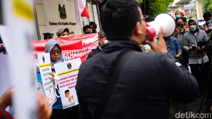 Massa Pertahanan Ideologi Sarekat Islam (Perisai) demo di depan Kedubes Singapura, Jakarta. Mereka tuntut Singapura minta maaf usai deportasi Ustaz Abdul Somad.