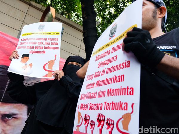 Aksi Pendukung UAS Geruduk Kedubes Singapura Tuntut Permintaan Maaf