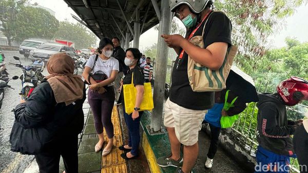 Aku Berlindung di Halte Bus dari Rintik Hujan