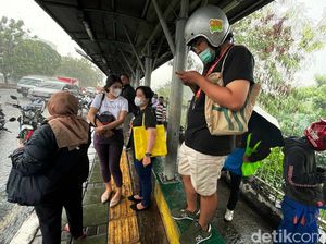 Aku Berlindung di Halte Bus dari Rintik Hujan