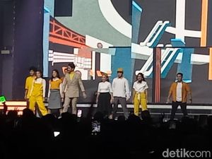 Reza Rahadian Menyanyi dan Menari untuk Allo Bank Festival 2022