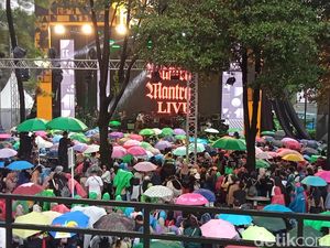 Kunto Aji Disambut Antusiasme Penonton dan Guyuran Hujan di Allo Bank Festival Kunto Aji Disambut Antusiasme Penonton dan Guyuran Hujan di Allo Bank Festival