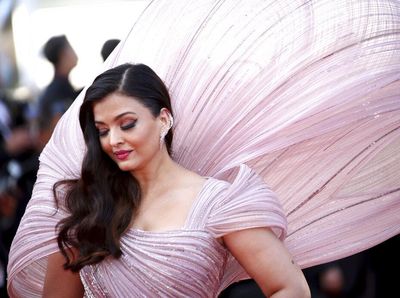 Aishwarya Rai Anggun Bergaun Anti-Gravitasi