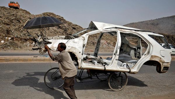 Totalitas Becak di India, Angkut Es Balok hingga Rangka Mobil Bekas