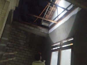 Puluhan Rumah di Blitar Rusak Diterjang Angin Kencang Puluhan Rumah di Blitar Rusak Diterjang Angin Kencang