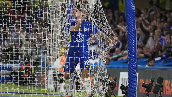 Chelseas Christian Pulisic reacts after a missed scoring opportunity during the English Premier League soccer match between Chelsea and Leicester City at Stamford Bridge stadium in London, Thursday, May 19, 2022. (AP Photo/Frank Augstein)