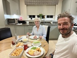 David Beckham Makan Bareng Sang Ibu, Ada Makanan Favoritnya Semasa Kecil!