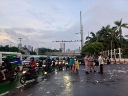 Massa Aksi di Depan DPR Bubarkan Diri, Ancam Gelar Demo Lagi Pekan Depan