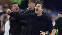 Everton akhirnya menang dengan comeback dramatis 3-2. Crystal Palace unggul duluan via gol Mateta dan Jordan Ayew di babak pertama. Di babak kedua, tuan rumah menggila. Tiga gol dicetak oleh Michael Keane, Richarlison, dan Dominic Calvert-Lewin. (Phil Noble/Reuters)