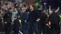 Manajer Everton, Frank Lampard bersuka cita dan menumpahkan perasannya di lapangan. Lampard kegirangan akhirnya bisa bawa Everton bertahan di Liga Inggris. (Phil Noble/Reuters)