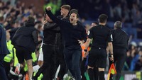 Everton kini berada di peringkat ke-16 Klasemen Liga Inggris dengan 39 poin dari 37 laga. Mereka tidak akan terkejar dari Burnley di bawahnya dengan 35 poin. Serta, Leeds United dengan 35 poin (kalah selisih gol dari Burnley), Watford 23 poin, dan Norwich 22 poin yang mana tiga tim tersebut berada di zona degradasi. Watfrod dan Norwich sudah dipastikan terdegradasi. Sedangkan Burnley dan Leeds United, harus berjuang hidup-mati di pekan terakhir nanti. (Phil Noble/Reuters)