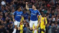 Michael Keane membuka harapan Everton pada menit ke-54. Dia memanfaatkan bola dari Mason Holgate untuk membawa Everton menipiskan ketertinggalan. REUTERS/Phil Noble