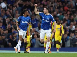 Michael Keane membuka harapan Everton pada menit ke-54. Dia memanfaatkan bola dari Mason Holgate untuk membawa Everton menipiskan ketertinggalan. REUTERS/Phil Noble