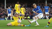 Everton menyamakan kedudukan pada menit ke-75. Richarlison memanfaatkan bola liar di kotak penalti untuk membobol gawang Palace. REUTERS/Carl Recine