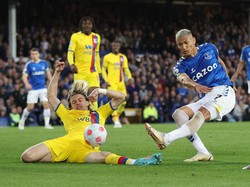 Everton menyamakan kedudukan pada menit ke-75. Richarlison memanfaatkan bola liar di kotak penalti untuk membobol gawang Palace. REUTERS/Carl Recine