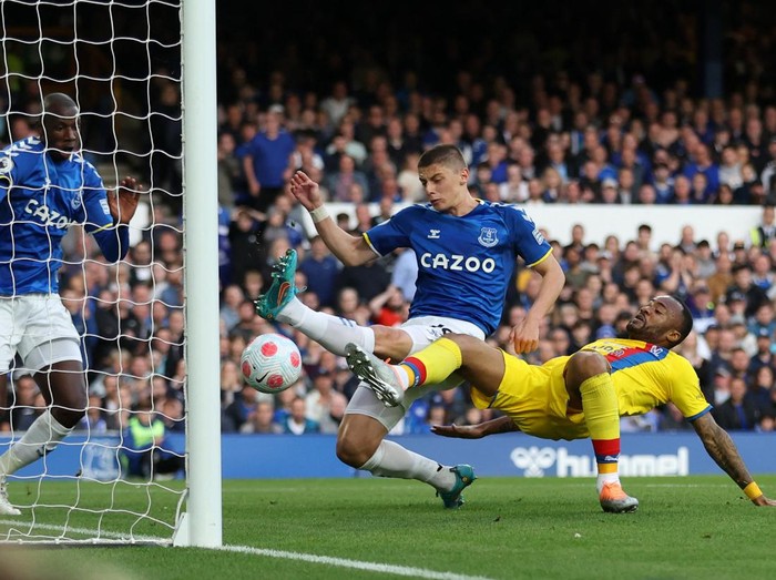 Soccer Football - Premier League - Everton v Crystal Palace - Goodison Park, Liverpool, Britain - May 19, 2022 Everton's Dominic Calvert-Lewin scores their third goal as a bottle is seen in the foreground Action Images via Reuters/Carl Recine EDITORIAL USE ONLY. No use with unauthorized audio, video, data, fixture lists, club/league logos or 'live' services. Online in-match use limited to 75 images, no video emulation. No use in betting, games or single club /league/player publications.  Please contact your account representative for further details.