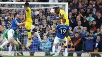 Palace unggul lebih dulu pada menit ke-21. Jean-Philippe Mateta membungkam publik tuan rumah lewat gol sundulannya meneruskan tendangan bebas Eberechi Eze. REUTERS/Phil Noble