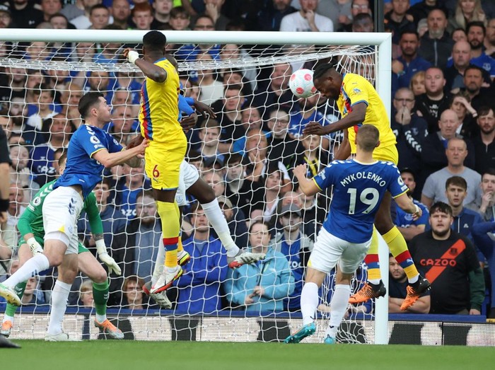 Soccer Football - Premier League - Everton v Crystal Palace - Goodison Park, Liverpool, Britain - May 19, 2022 Crystal Palace's Jean-Philippe Mateta scores their first goal REUTERS/Phil Noble EDITORIAL USE ONLY. No use with unauthorized audio, video, data, fixture lists, club/league logos or 'live' services. Online in-match use limited to 75 images, no video emulation. No use in betting, games or single club /league/player publications.  Please contact your account representative for further details.
