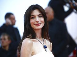 Potret Anne Hathaway yang Bakal Jadi Bintang di B20 Bali