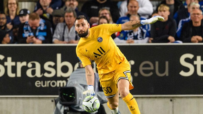 STRASBOURG, FRANCE - APRIL 29: Goalkeeper Gianluigi Donnarumma of Paris Saint Germain serves the ball during the Ligue 1 Uber Eats match between RC Strasbourg and Paris Saint-Germain at Stade de la Meinau on April 29, 2022 in Strasbourg, France. (Photo by Marcio Machado/Eurasia Sport Images/Getty Images)