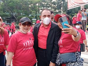 Gubsu Edy Rahmayadi Jadi Rebutan Selfie di Acara Senam PDIP