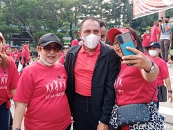 Gubsu Edy Rahmayadi Jadi Rebutan Selfie di Acara Senam PDIP