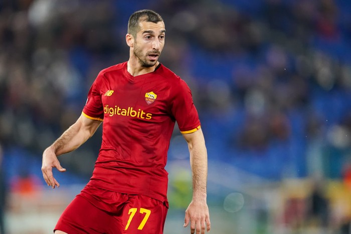 ROME, ITALY - MARCH 17: Henrikh Mkhitaryan of AS Roma controls the ball during the UEFA Conference League Round of 16 Leg Two match between AS Roma and Vitesse at Stadio Olimpico on March 17, 2022 in Rome, Italy. (Photo by Matteo Ciambelli/DeFodi Images via Getty Images)
