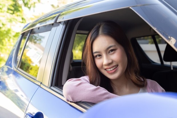 Ilustrasi mengendarai mobil/ Foto: Freepik.com/comzeal Ilustrasi mengendarai mobil/ Foto: Freepik.com/comzeal