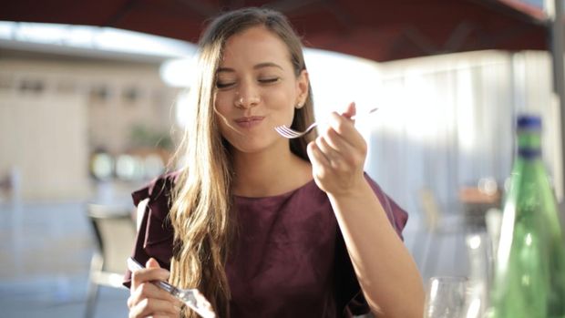 Ilustrasi seseorang sedang makan dengan mengunyah perlahan/Foto: Pexels.com/Andrea Piacquadio