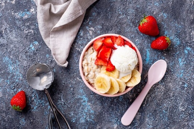 Ilustrasi strawberry baked/ Foto: Freepik.com/yuliyafurman