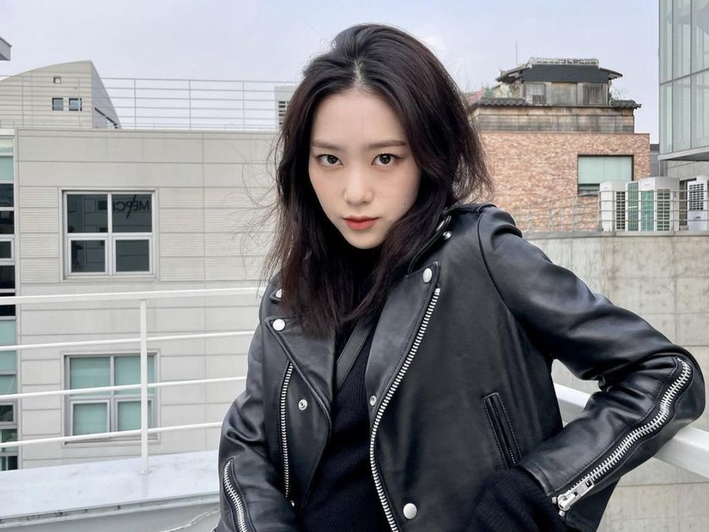 8 Potret Jiho Oh My Girl, Dituduh Lesbian dan Pacaran dengan Kim Shin Young 8 Potret Jiho Oh My Girl, Dituduh Lesbian dan Pacaran dengan Kim Shin Young