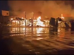 Kebakaran Besar Melahap Pemukiman di Pelabuhan Filipina