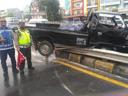 Ada Pikap Tabrak Pembatas Jalan, Tol Dalam Kota Arah Pluit Macet