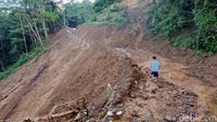 Begini Kondisi Jalan di Kulon Progo yang Tertutup Material Longsor