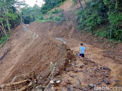 Begini Kondisi Jalan di Kulon Progo yang Tertutup Material Longsor