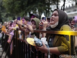 Nadin Amizah Hipnotis Penonton dalam Kesyahduan di Allo Bank Festival