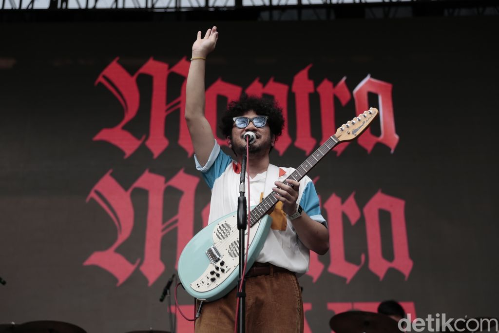 Kunto Aji tampil di panggung Allo Bank Festival 2022 Day 1 pada Jumat (20/5/2022)