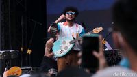 Kunto Aji Menggebrak Penonton Allo Bank Festival