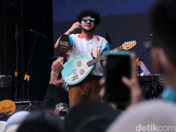 Antusiasme Penonton Saksikan Kunto Aji-Nadin Amizah di Allo Bank Festival