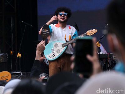 Kunto Aji Menggebrak Penonton Allo Bank Festival