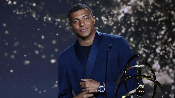 TOPSHOT - Paris Saint-Germains French forward Kylian MBappe receives the Best Ligue 1 Player award during the TV show on May 15, 2022 in Paris, as part of the 30th edition of the UNFP (French National Professional Football players Union) trophy ceremony. (Photo by FRANCK FIFE / AFP) (Photo by FRANCK FIFE/AFP via Getty Images)