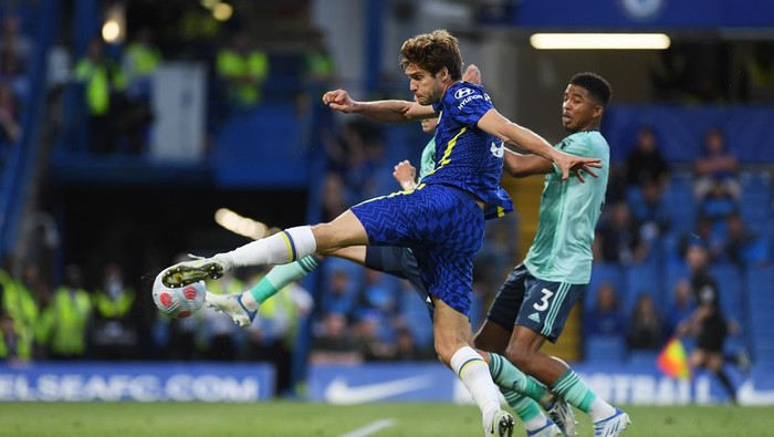 LONDON, ENGLAND - MAY 19: Marcos Alonso of Chelsea scores their sides first goal during the Premier League match between Chelsea and Leicester City at Stamford Bridge on May 19, 2022 in London, England. (Photo by Mike Hewitt/Getty Images)